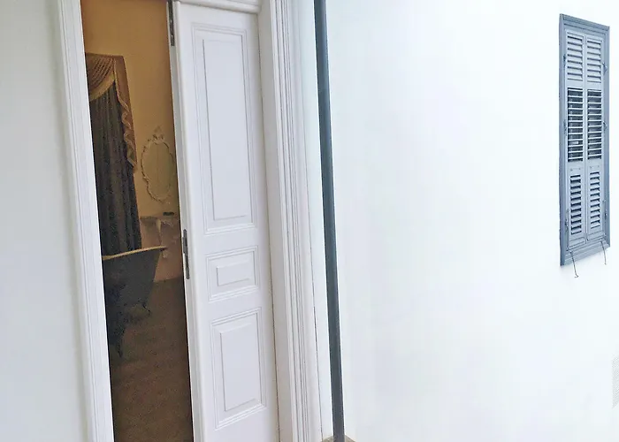 Lokal Boutique Готель 3*