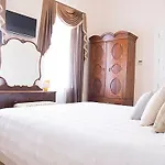 Lokal Boutique Готель Ларнака